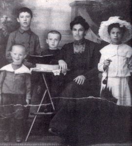 Familia Juran alrededor de 1910. Joseph está al lado de su madre.